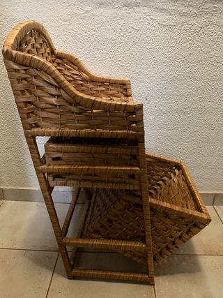 Mueble de mimbre con 3 cestas