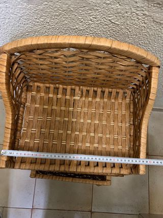 Mueble de mimbre con 3 cestas