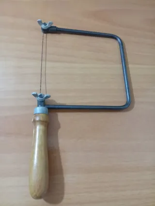 Sierra de marquetería con mango de madera