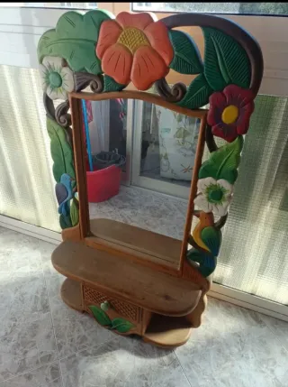 Espejo de madera decorado con flores y pájaros