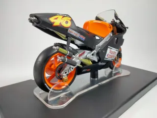 1:18 Honda NSR 500 #46 - Valentino Rossi (2000)