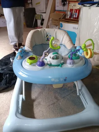 Correpasillos azul con juguetes