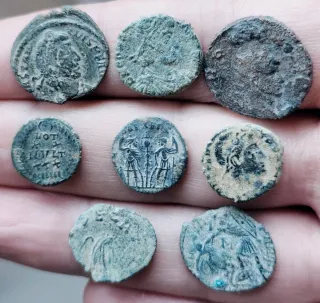 Lote de monedas romanas bajo imperio.