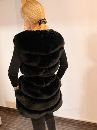 Chaleco de pelo negro mujer