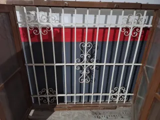 Ventana de madera con reja