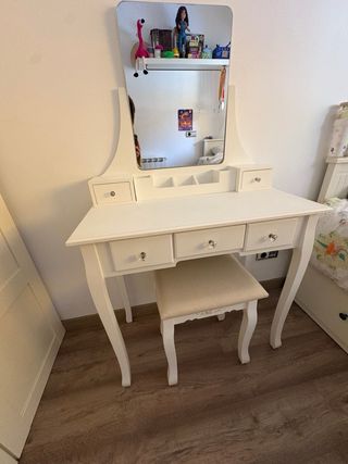 Tocador blanco con espejo y asiento
