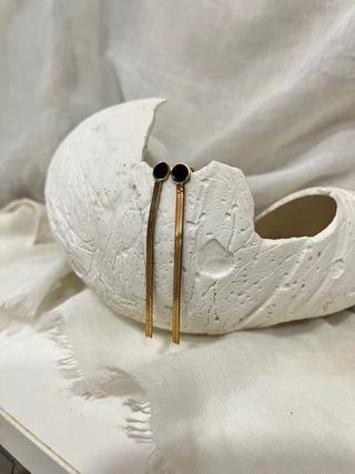Pendientes largos dorados con negro