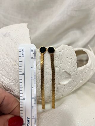 Pendientes largos dorados con negro