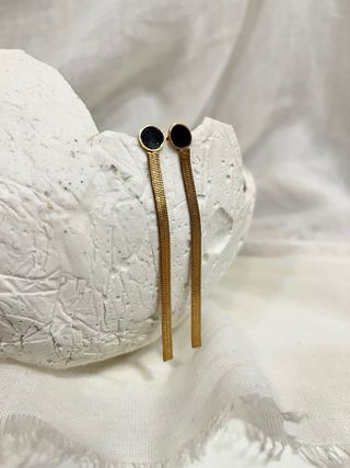 Pendientes largos dorados con negro