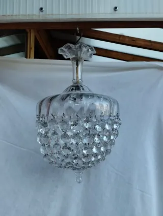 Antigua lámpara de cristal con cristales