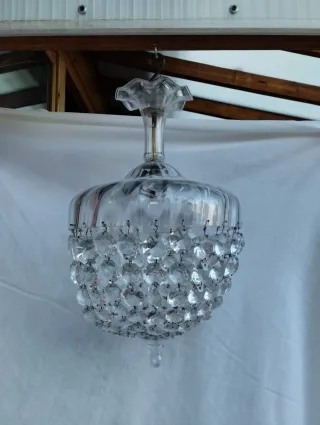 Antigua lámpara de cristal con cristales