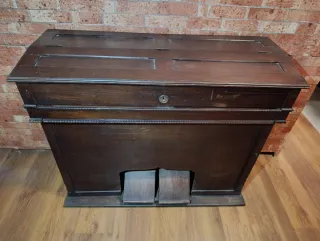 Armonio antiguo de madera