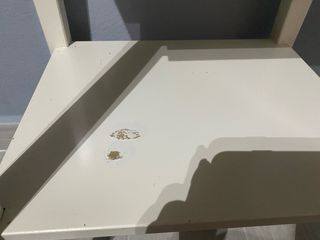 Mesita de noche blanca con detalle azul