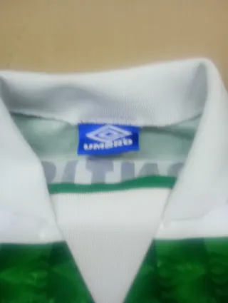 Maglietta sportiva a righe verdi e bianche