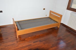 Letto singolo in legno con rete