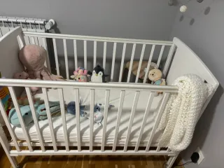 Cuna de bebé con colchón, sábanas y edredón