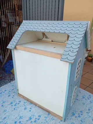 Casita de muñecas de madera