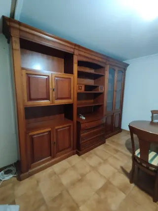 Librería y mesa de madera