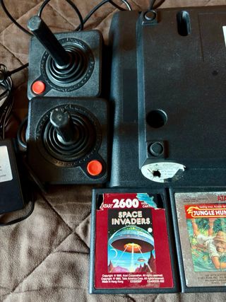 Atari 2600 + 2 juegos + 2 joysticks