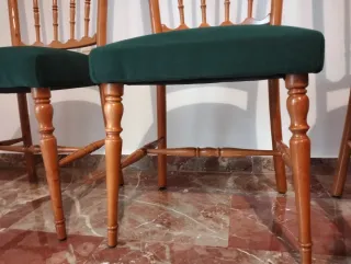 Juego de 4 sillas de madera clara