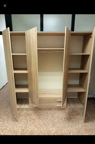Armario de madera con puertas