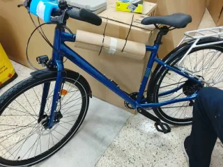 Bicicleta azul con portaequipajes