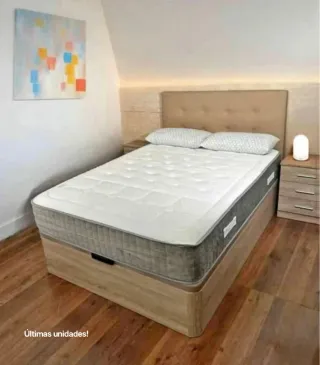 Cama con base de madera y cabecero