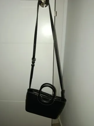 Bolso negro con asas