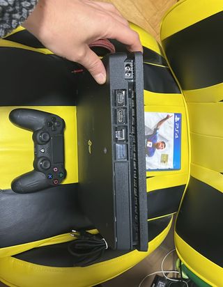PS4 Slim 500GB 12.50 mando FIFA cables
