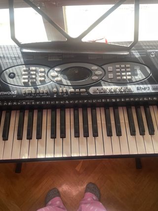 Teclado electrónico con soporte