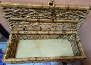 Baúl de mimbre y madera