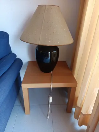 Mesa: 25 Sofá: 30 Lámpara y mesita: 40 NEGOCIABLE