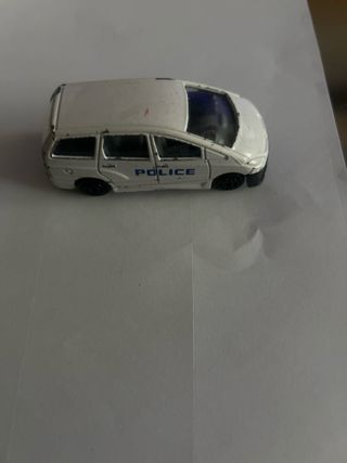 Cuatro coches policía