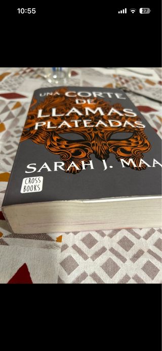 Una corte de llamas plateadas