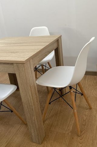 Mesa de comedor 80x80cm con 4 sillas nórdicas
