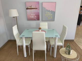 Mesa de Comedor de Cristal + 4 Sillas de Piel Sintética (110*70)
