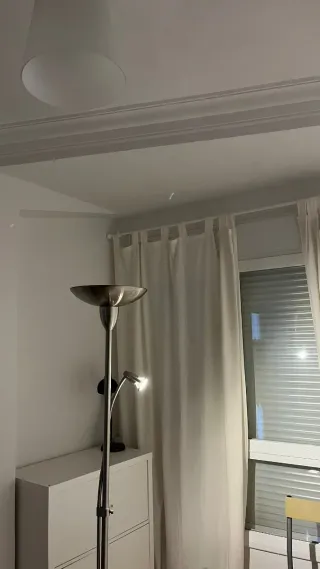 Lámpara de pie moderna plateada