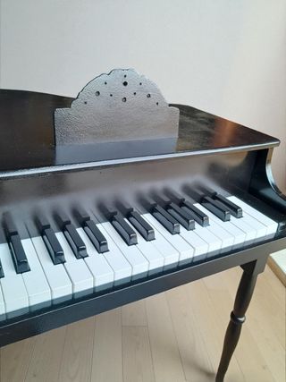 Piano de cola negro para niños
