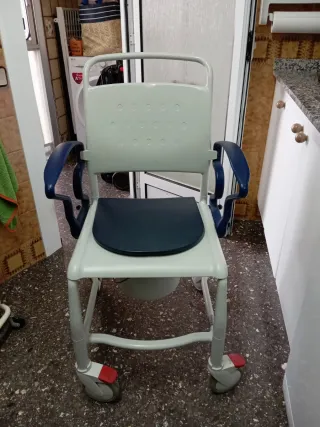 Silla de ducha Rebotec azul y blanca
