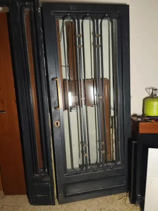 Puerta de hierro con rejas