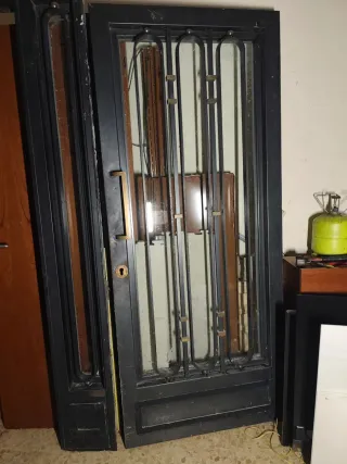 Puerta de hierro con rejas