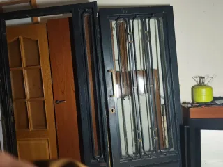 Puerta de hierro con rejas