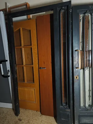 Puerta de hierro con rejas