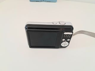 Cámara Fujifilm FinePix AX350 con caja