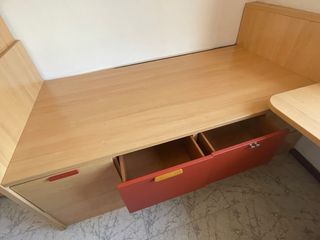 Habitación juvenil: escritorio, armario y cama