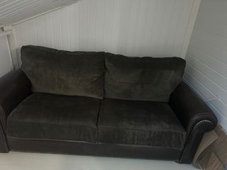 Sofá de cuero y pana marrón