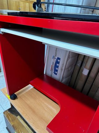 Mesa de ordenador roja con ruedas