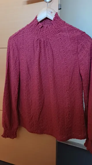 Blusa cuello alto, color teja.