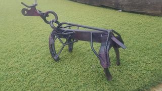 Toro de hierro decorativo