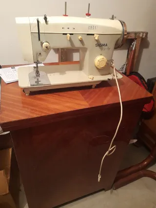 Máquina de coser Sigma con mueble
